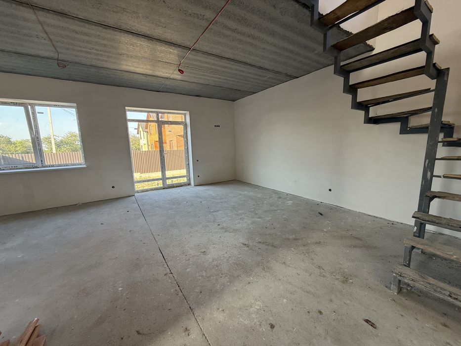 Продаж 2-поверхового будинку