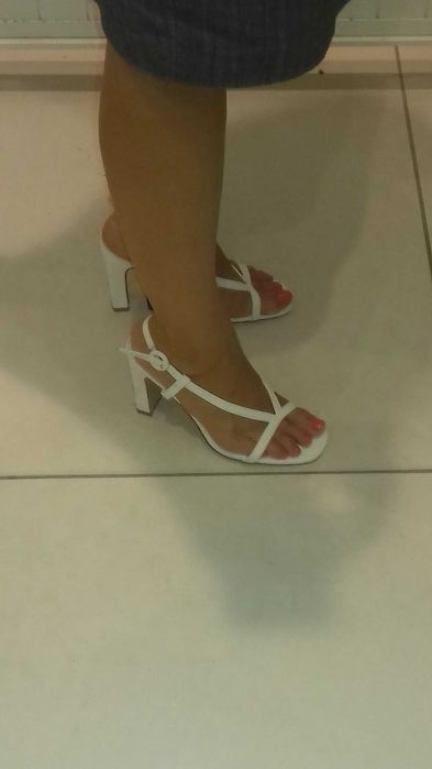 Białe sandały na obcasie
