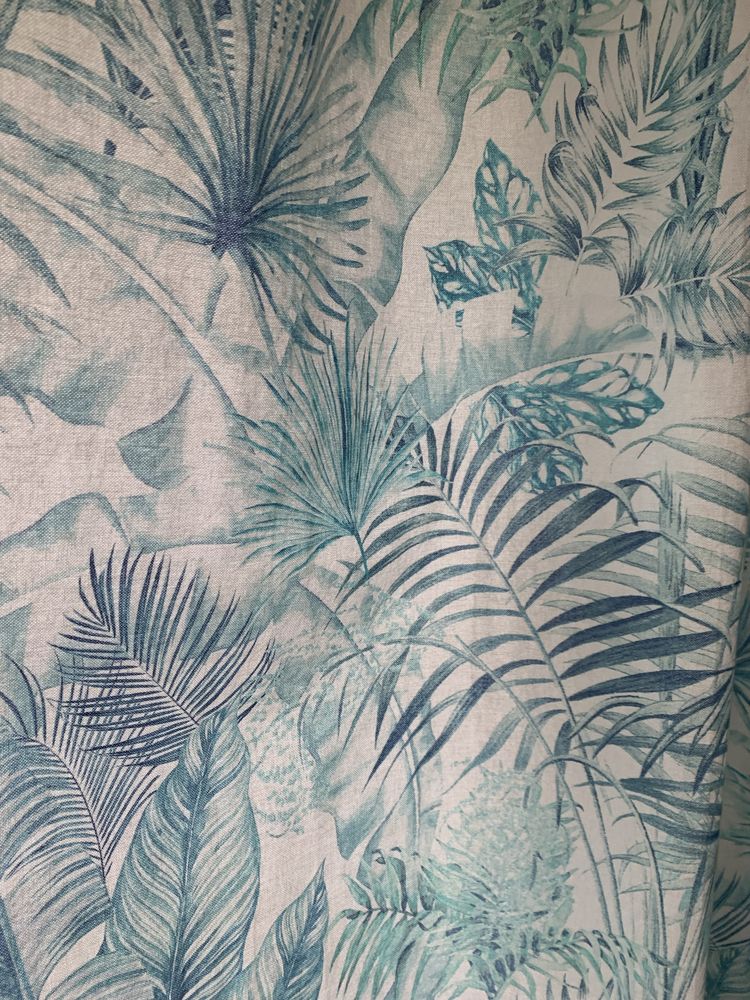 Dois cortinados em tons de verde