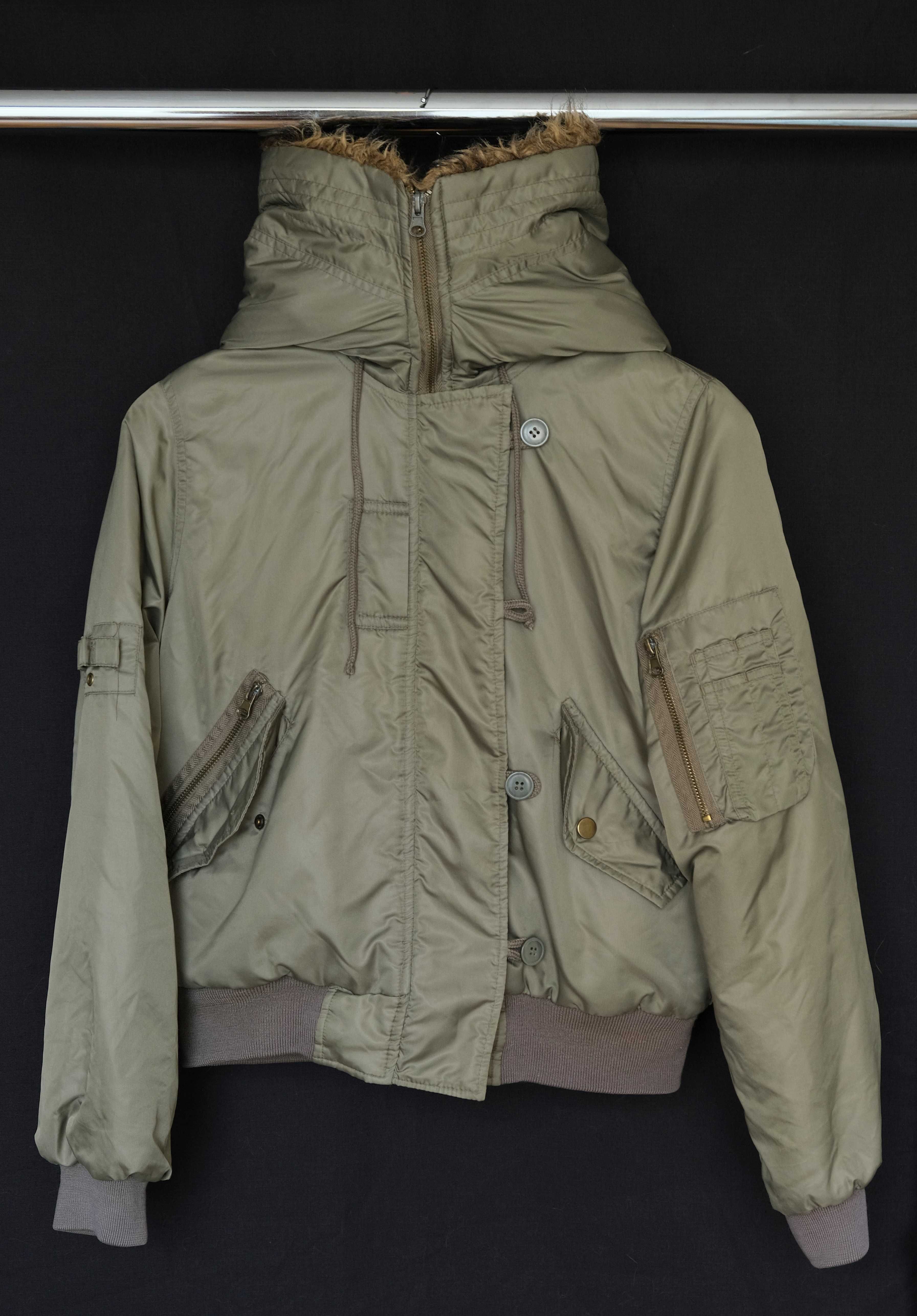 Коротка куртка кольору хакі від Zara з кишенями. Розмір S.