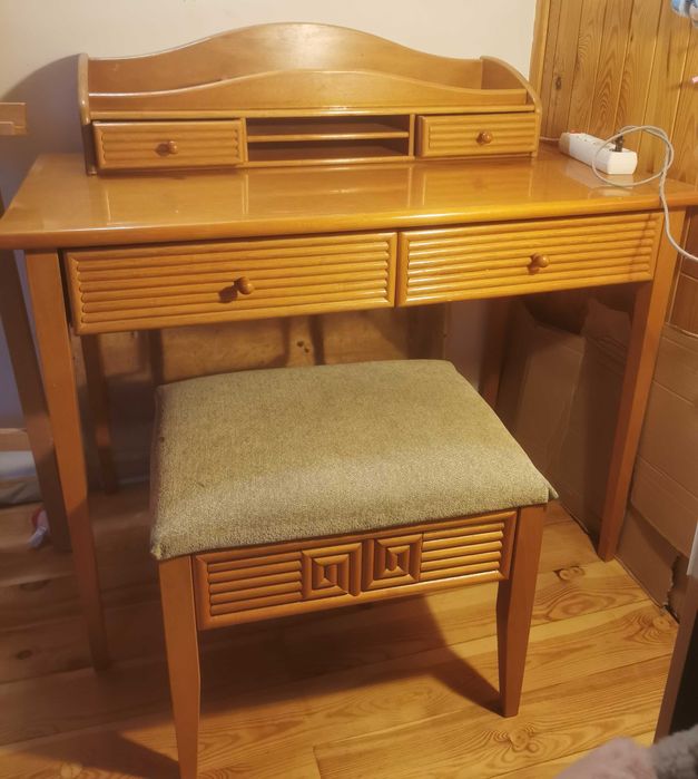 Hiszpańska drewniana toaletka z pufem