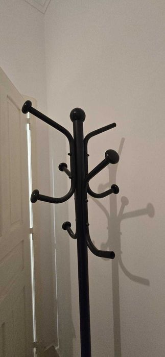 Cabide de pé preto com base de pedra