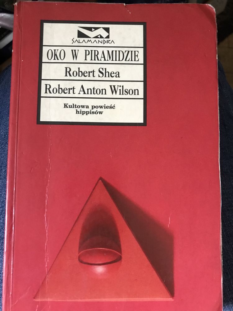 Oko w piramidzie. Robert Shea, Robert Anton Wilson