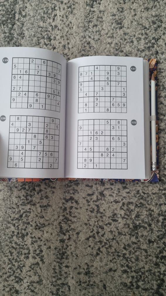 6. Ksiazka Sudoku 365 szt. dni średnio-trudne z ołówkiem