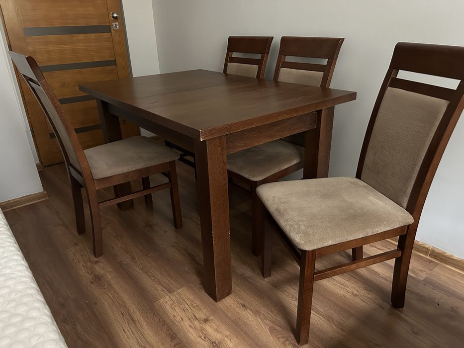 Stół rozkładany z krzesłami