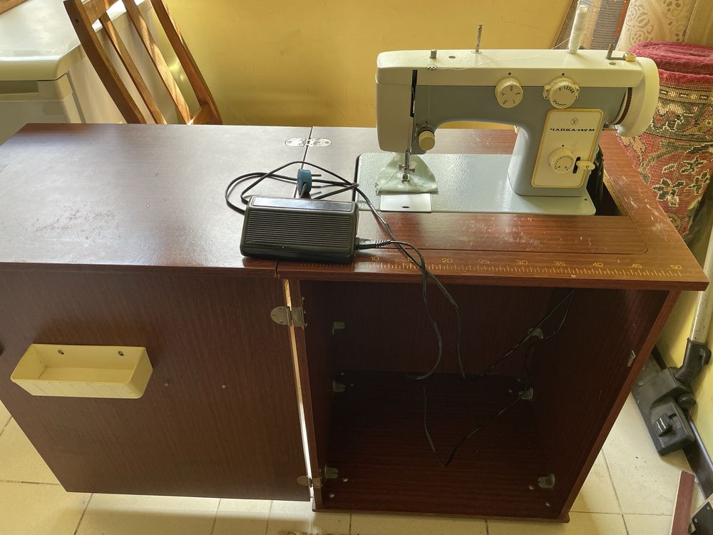 Продам швейну машинку Чайка 142М