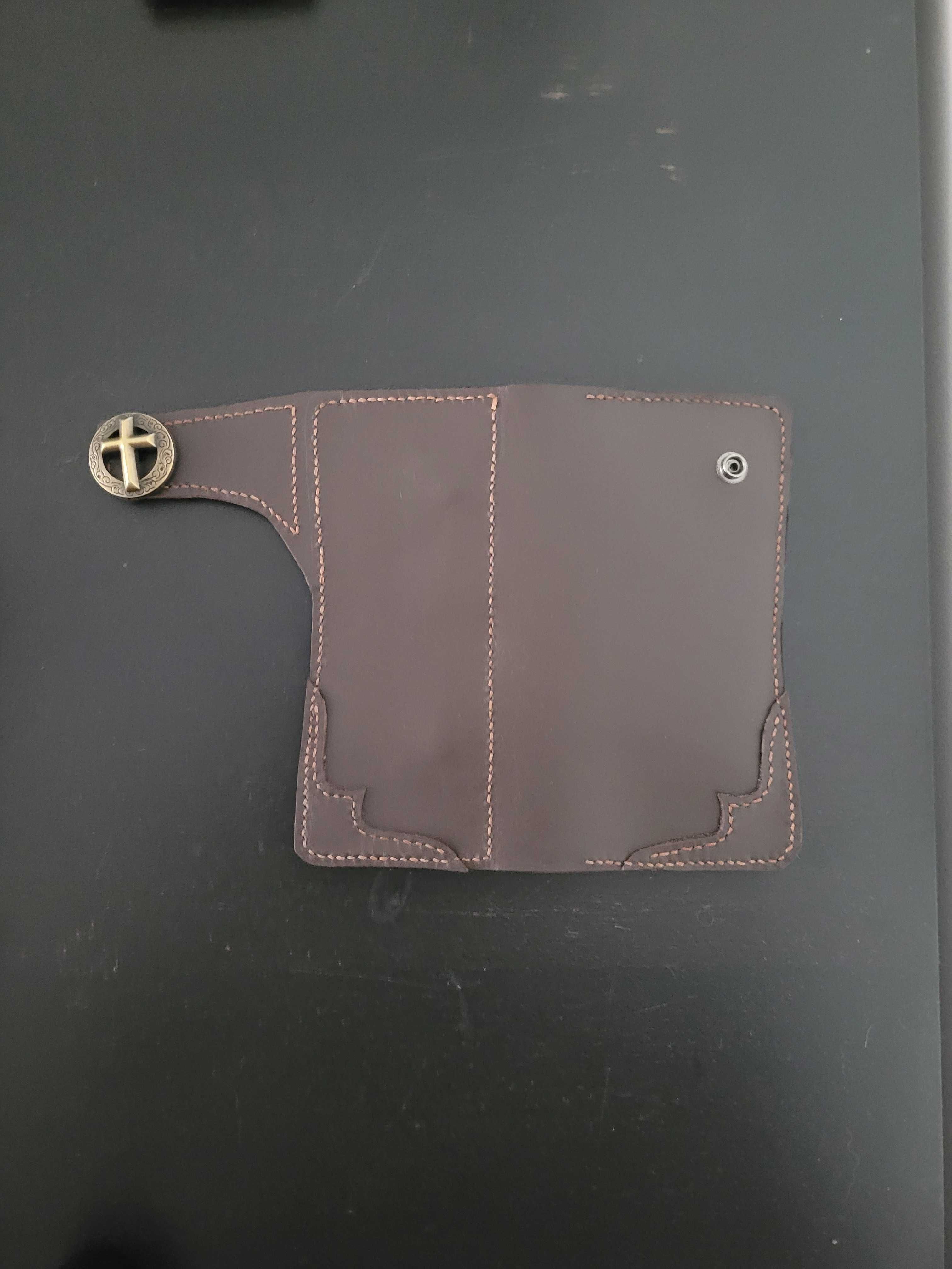 Skórzany męski portfel w brązowym kolorze  z  krzyżem ręcznie robiony