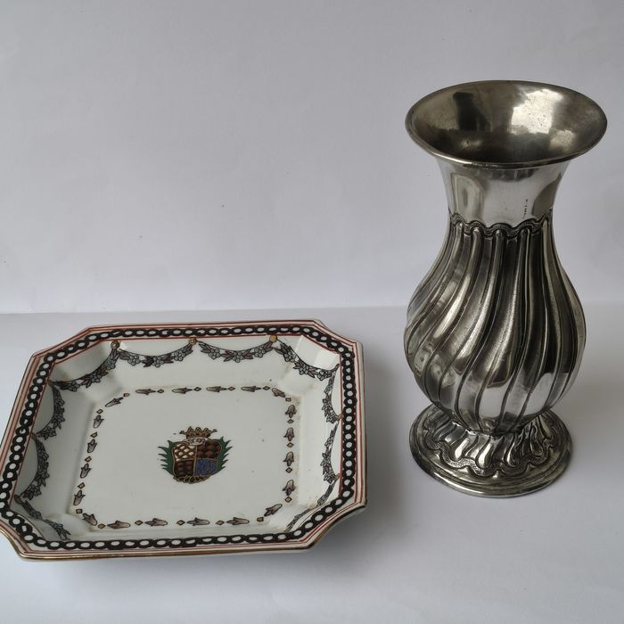 Jarra em estanho e prato pintado com brasão