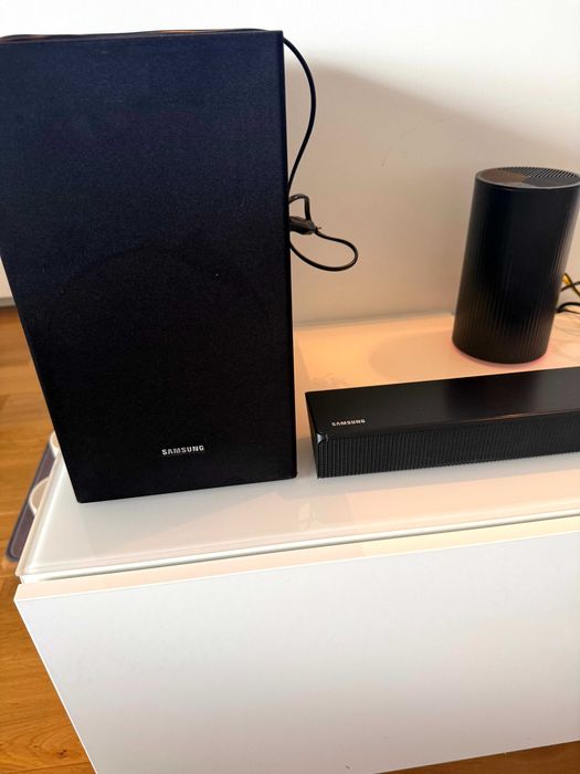 Soundbar Samsung HW-R550 z bezprzewodowym subwooferem