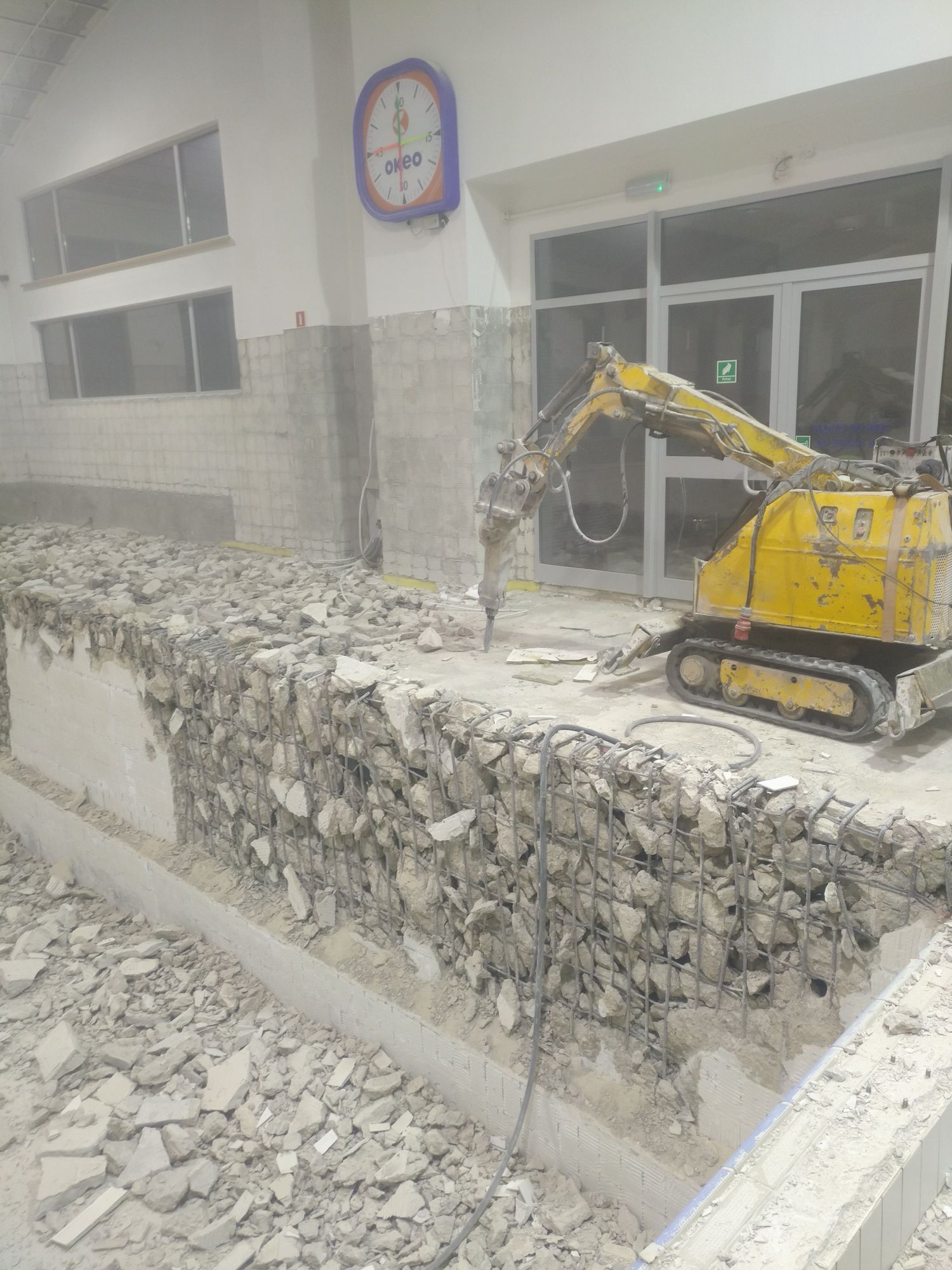 wiercenie otworów w ziemi Wrocław minikoparka z wiertnicą kucie betonu