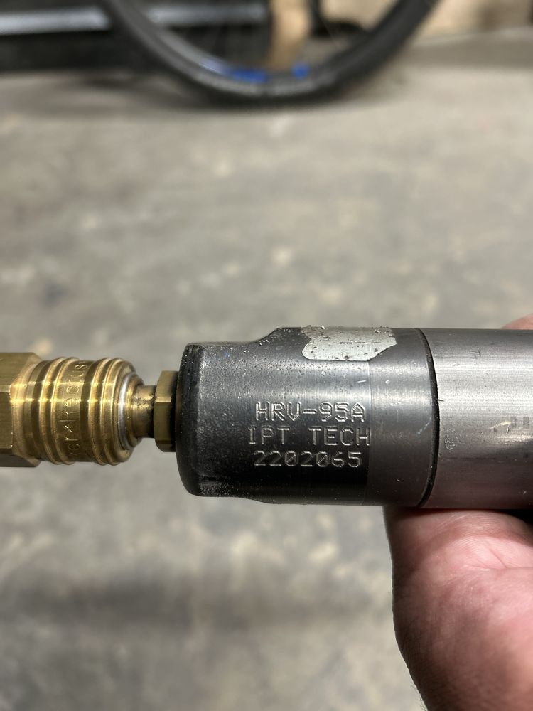 Niskowibracyjny skrobak pneumatyczny HRV-95A