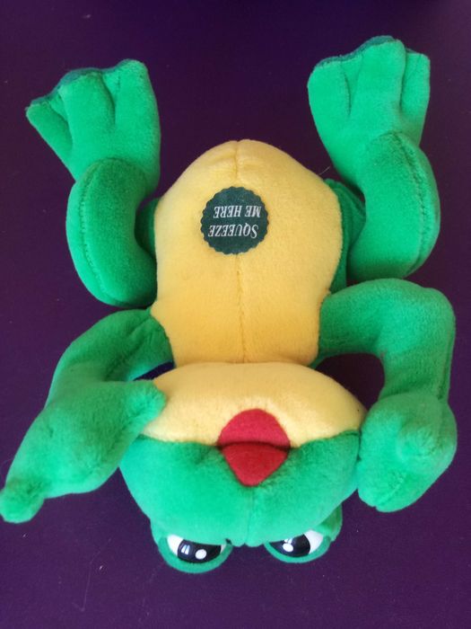 Rã de peluche de lábios vermelhos