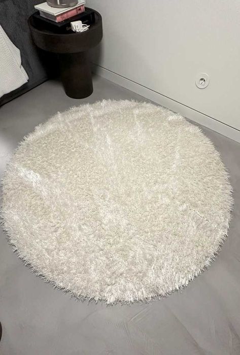 Round Fluffy Rug – Almost New, Carpet