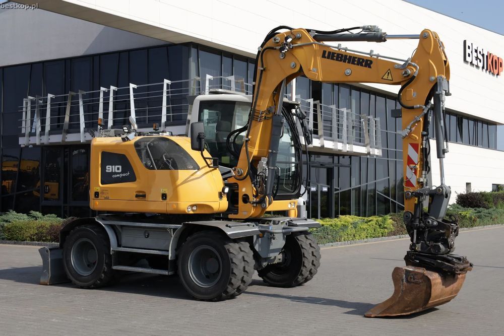 Liebherr A910 Compact Litronic  | 2017r | 6870h | Centralne | Obie osie skrętne | Automatyczny hamulec