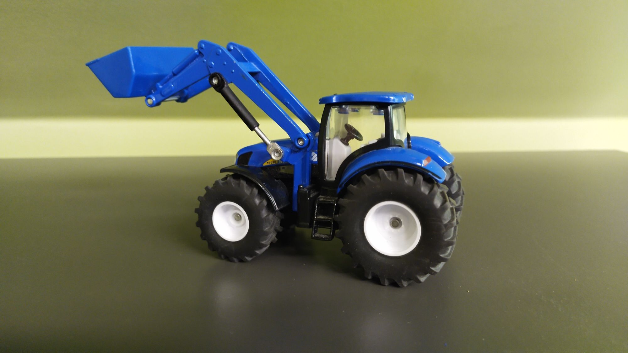 Siku traktor z turem new Holland 1 :50