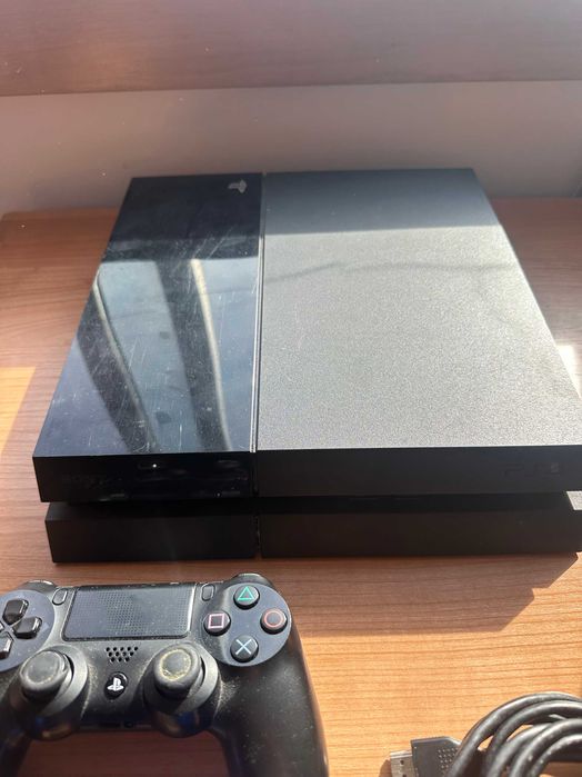 PlayStation 4 + 2 comandos originais – bom estado e pronta a jogar!