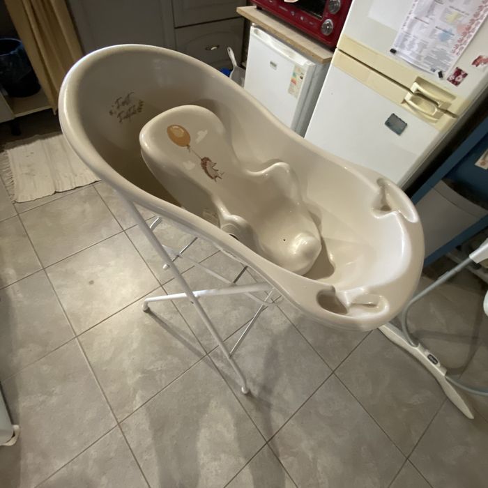 Дитяча ванночка на підставці