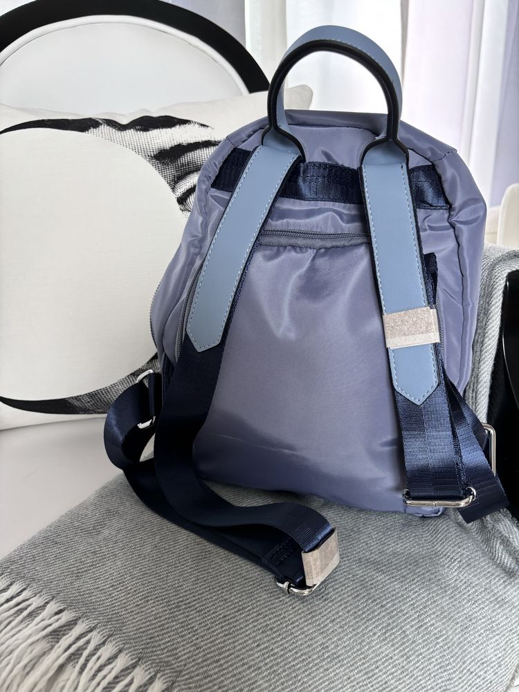 Mochila nova azul com etiqueta.