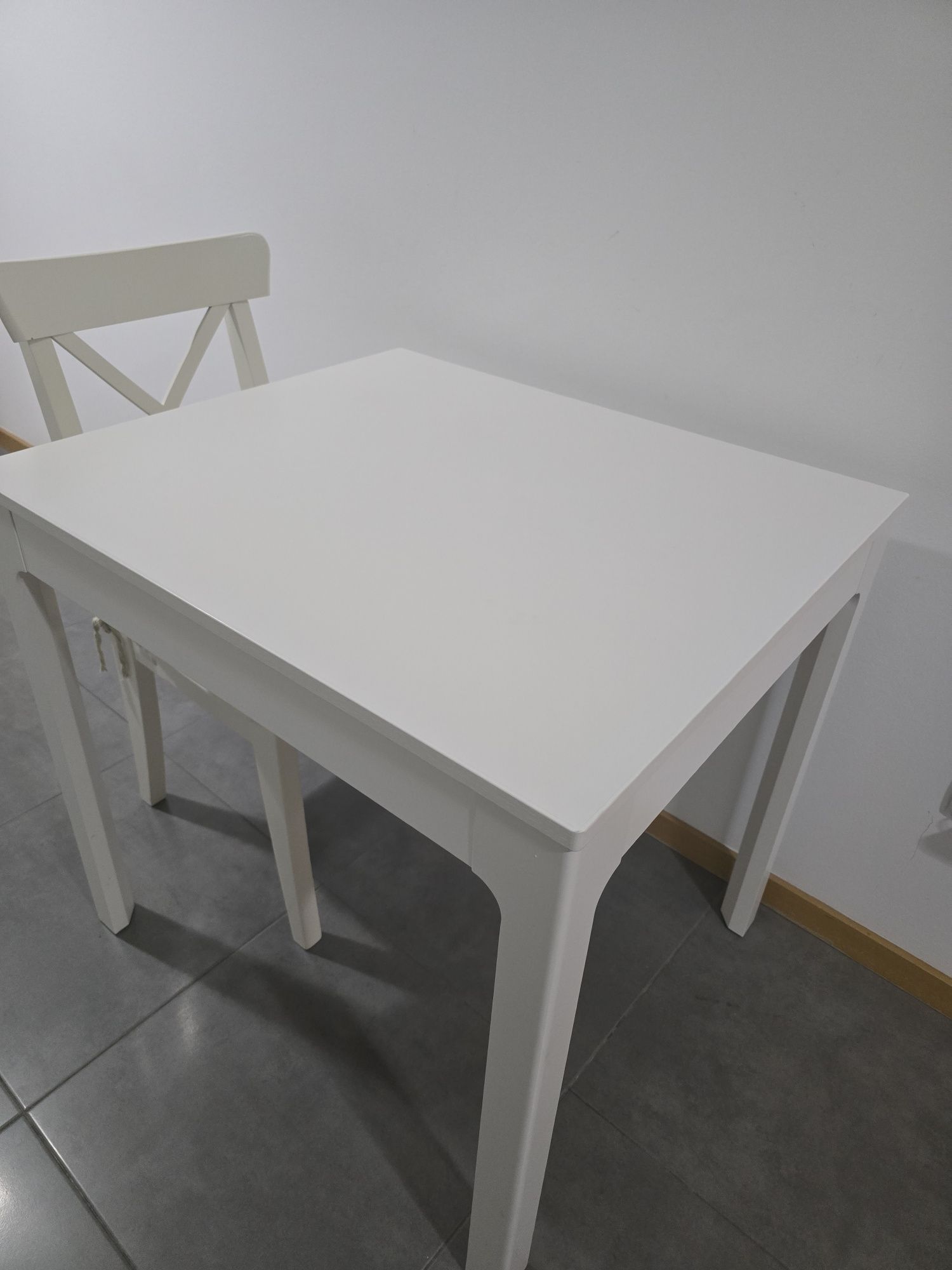 Mesa extensível IKEA EKEDALEN + 2 cadeiras INGOLF (brancas)