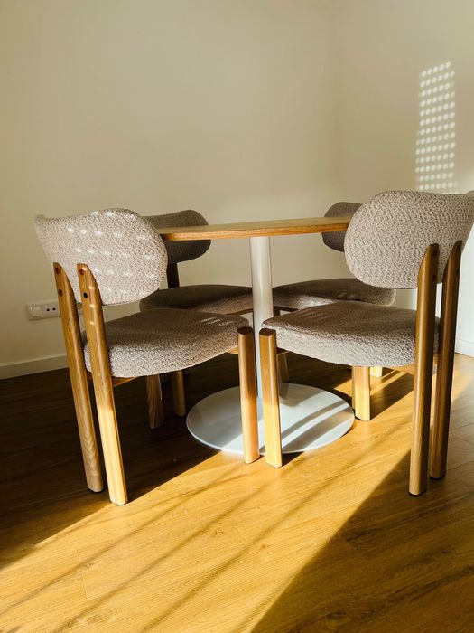 “Mesa de Jantar Redonda com 4 Cadeiras – Elegante e Moderna”