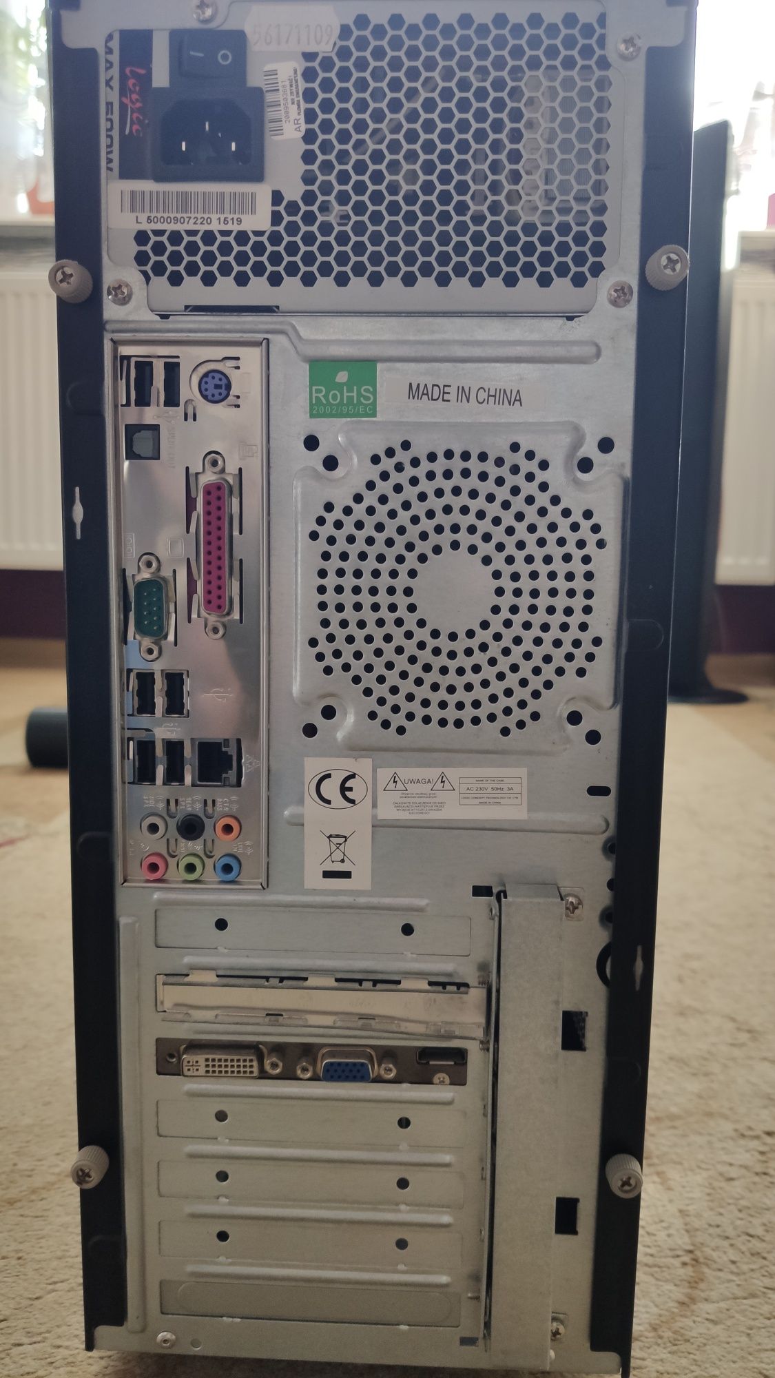 Komputer  stacjonarny z monitorem