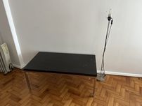 Mesa e candeeiro de pé