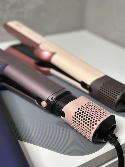 Dyson AirStrait з Європи — одночасне сушіння та вирівнювання