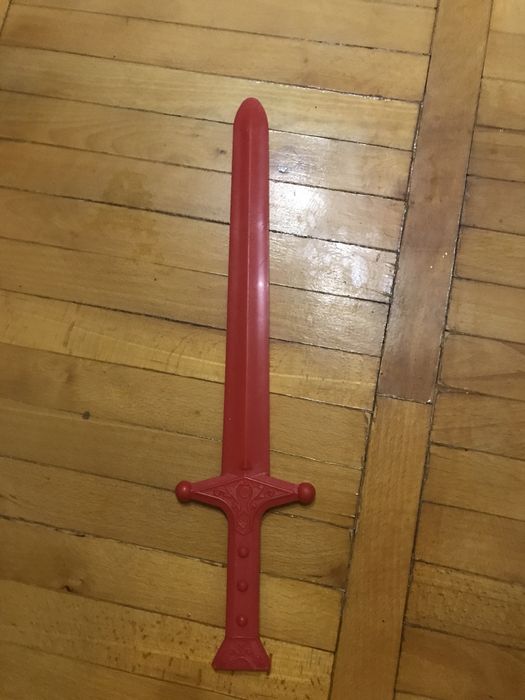 Меч красний