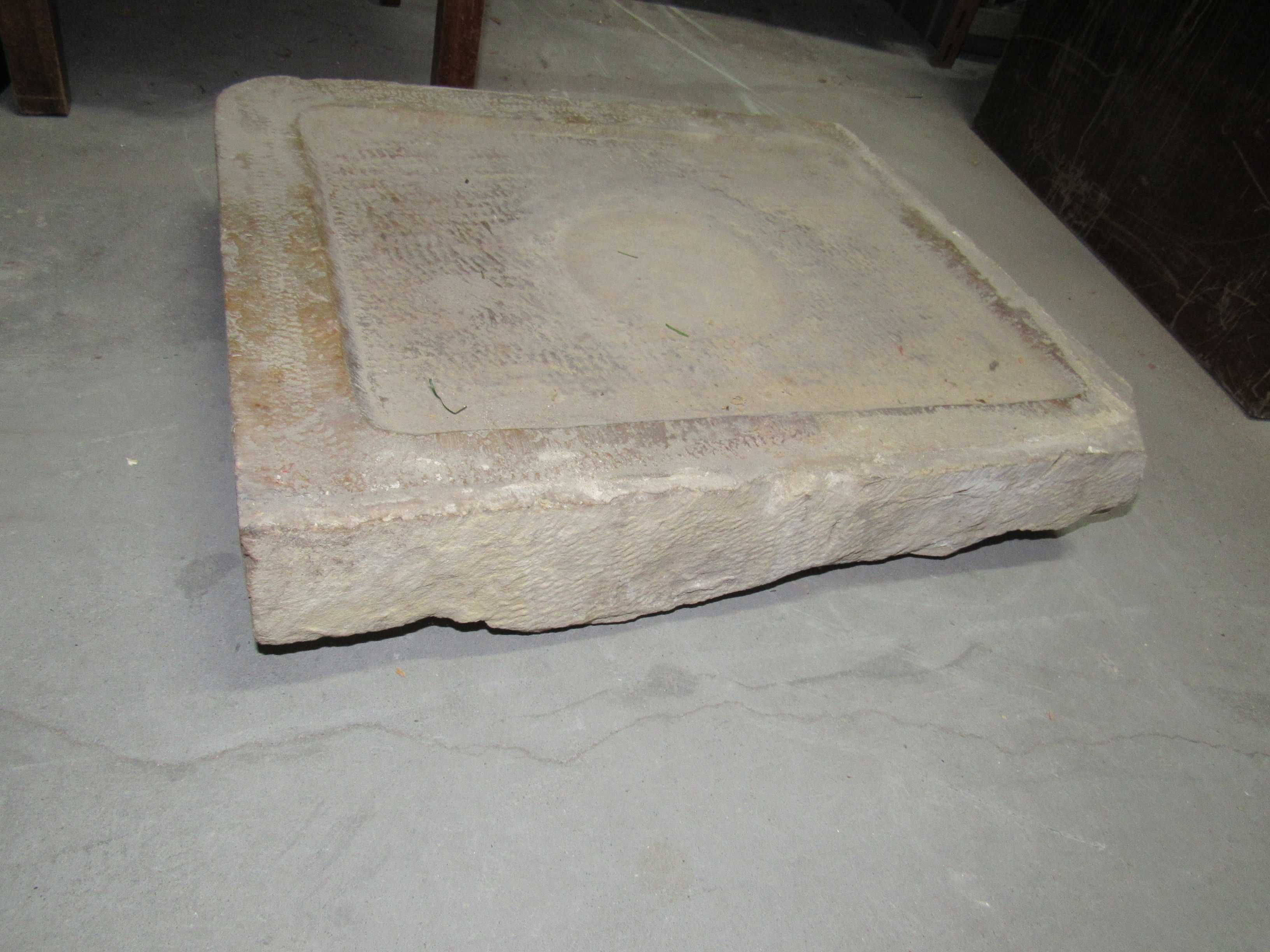 Pedra ornamental, tipo pia,  em calcário de antiga cozinha rural