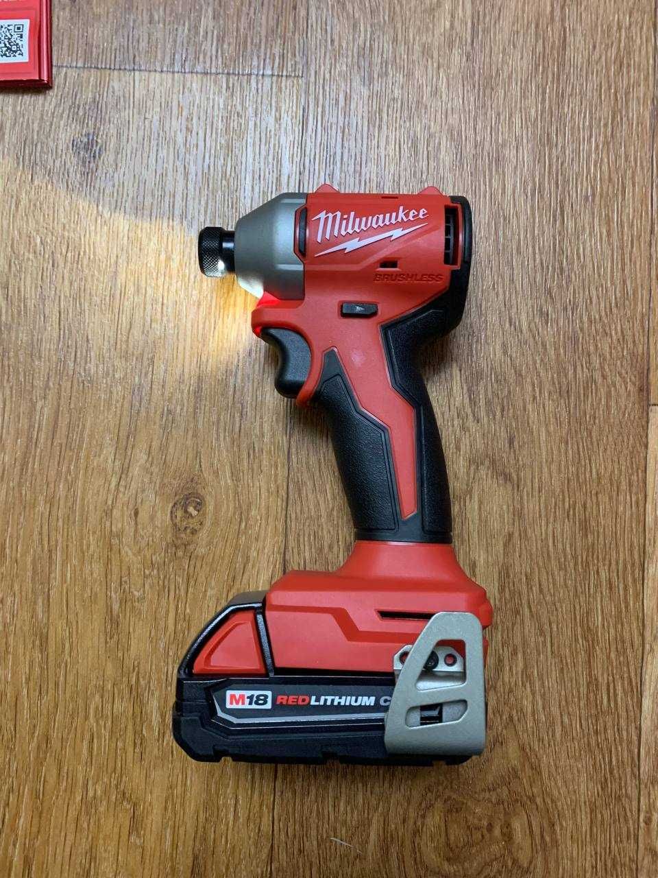 Бесщеточный імпульсний шуруповерт / гайковерт Milwaukee M18 3650-21P