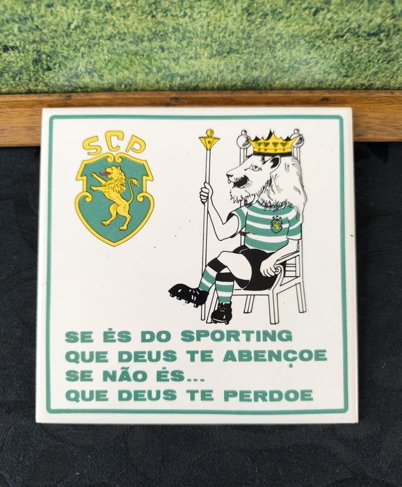 Quadro com pôster comemorativo do Sporting Clube de Portugal e azulejo