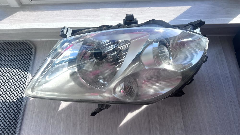 Фара передня ліва Toyota Auris 2006-2009
