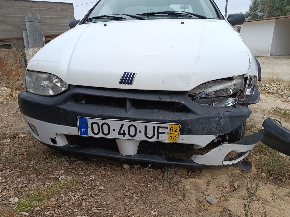 Fiat Strada para reparação
