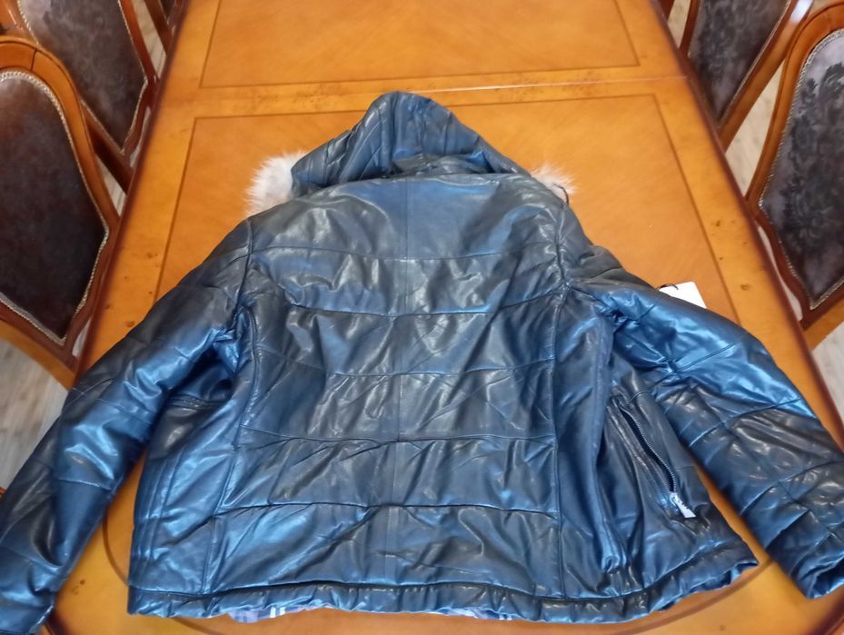 Натураьний шкіряний пуховик з капюшоном.Знижено ціну.3100 грн.
