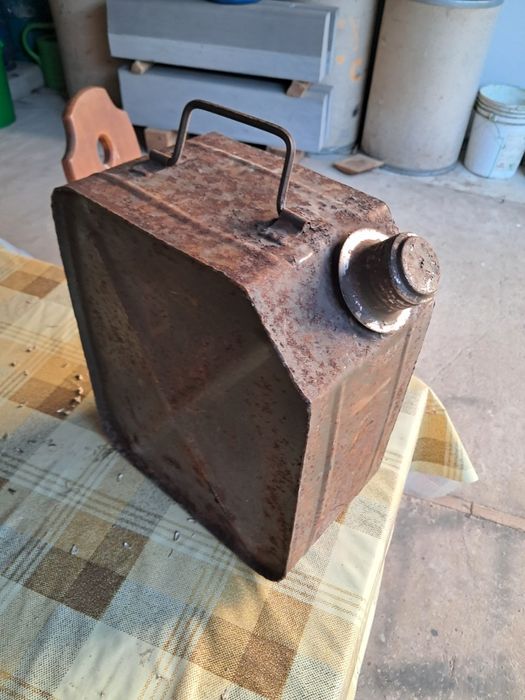 Stary wojskowy karnister na nafte ,paliwo