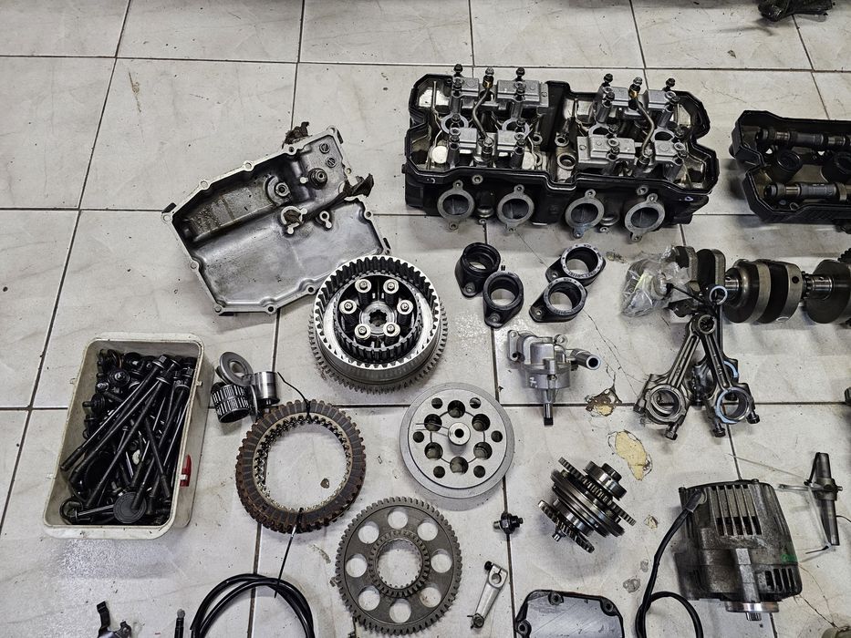 Suzuki GSXR 750 silnik części GSX-R wał głowica skrzynia kapa zębatka