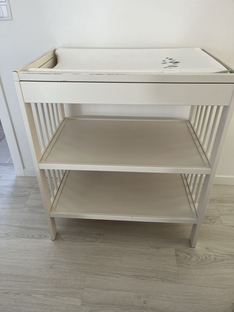 Conjunto de trocador ikea branco e muda fraldas