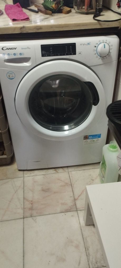 Máquina de lavar roupa como nova