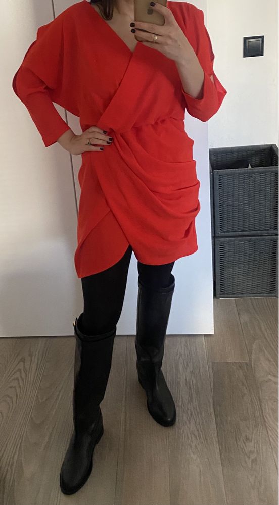 Sukienka kopertowa czerwona z paskiem w talii Motive&Moore S/M