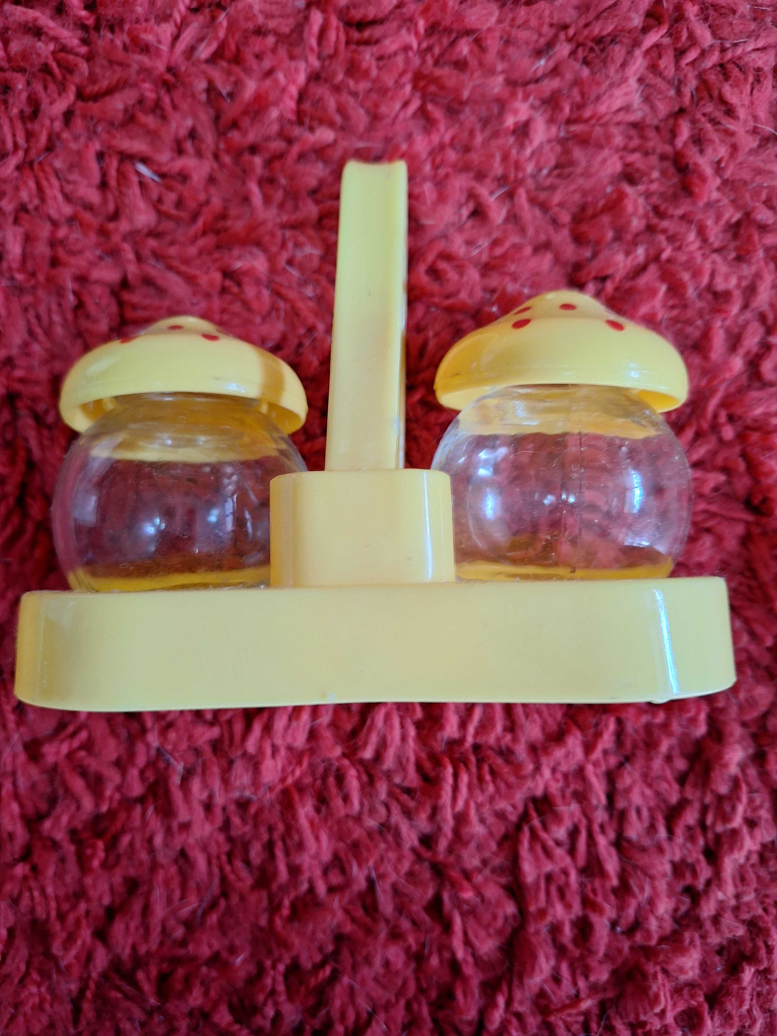 Conjunto de saleiro e pimeiteiro em vidro