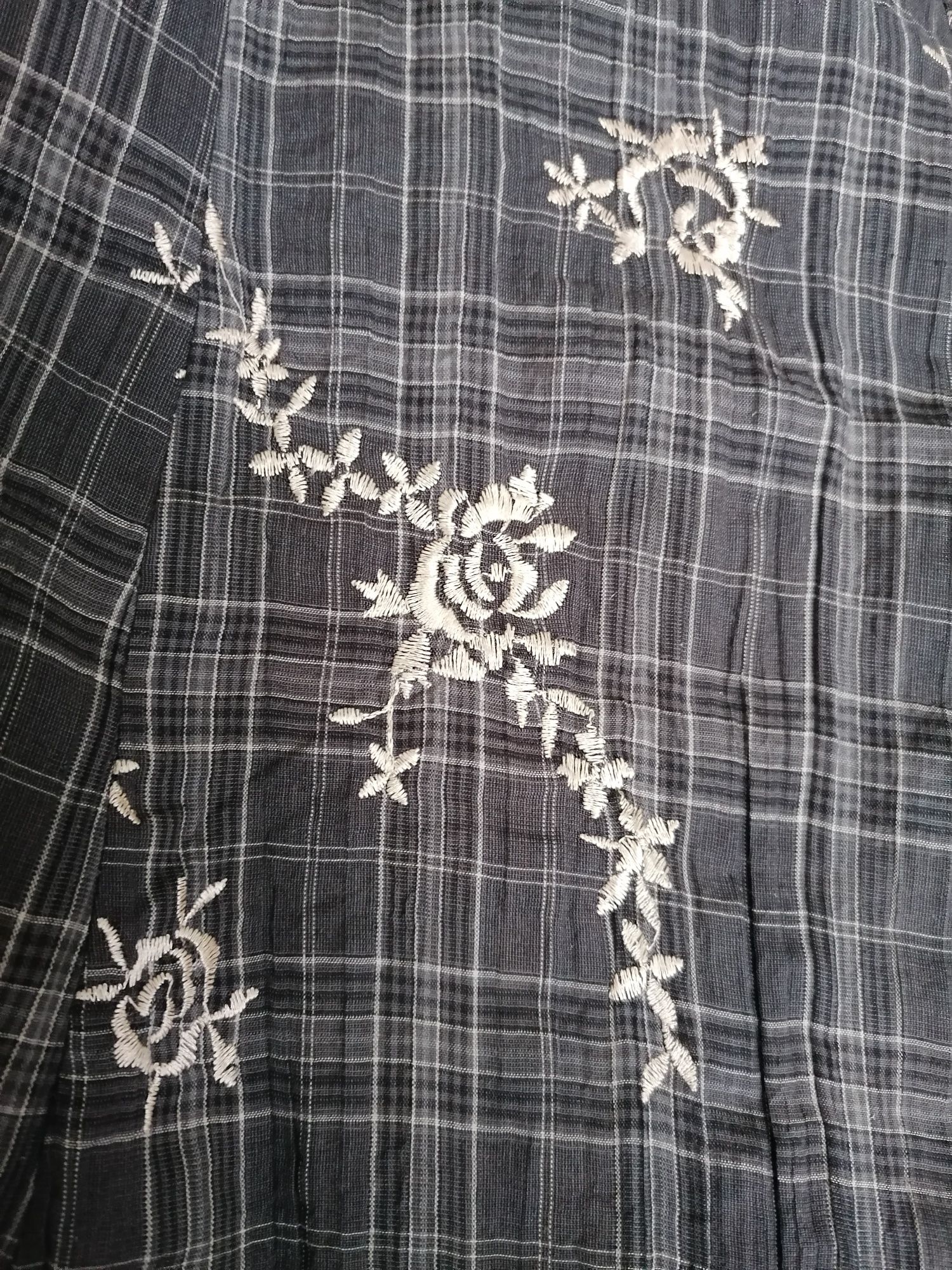 Spódnica z haftem