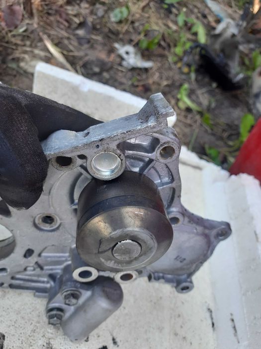 Водяна помпа насос Тойота Авенсіс королла Е120 2.0 д4д