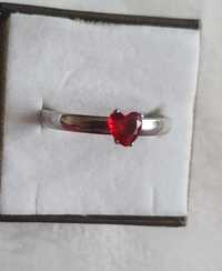 Romantyczny pierścionek w kolorze srebra z czerwonym serduszkiem 18