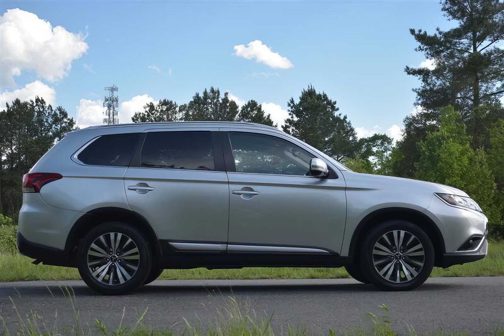 Mitsubishi Outlander      2020