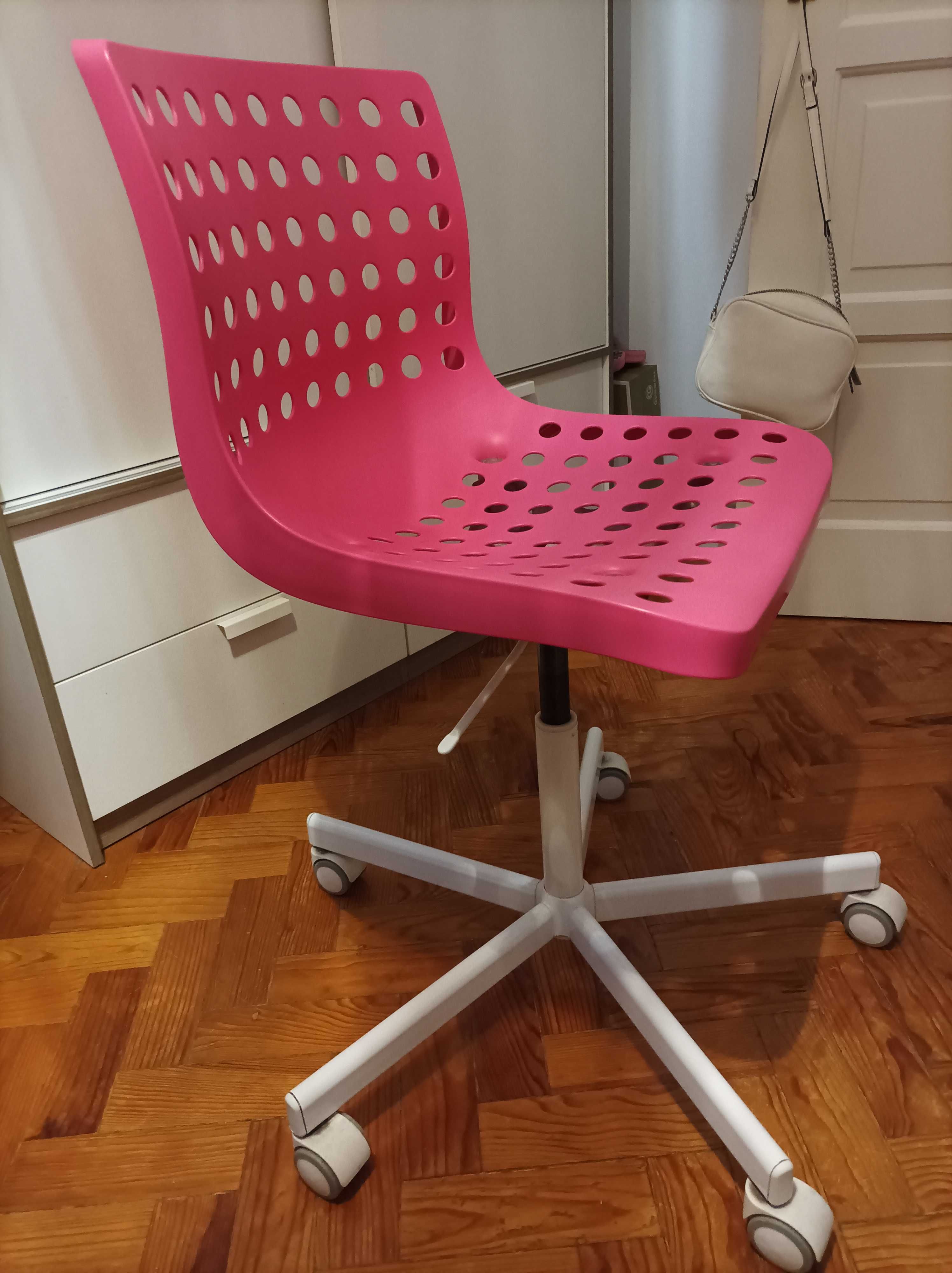 Cadeira IKEA cor de rosa