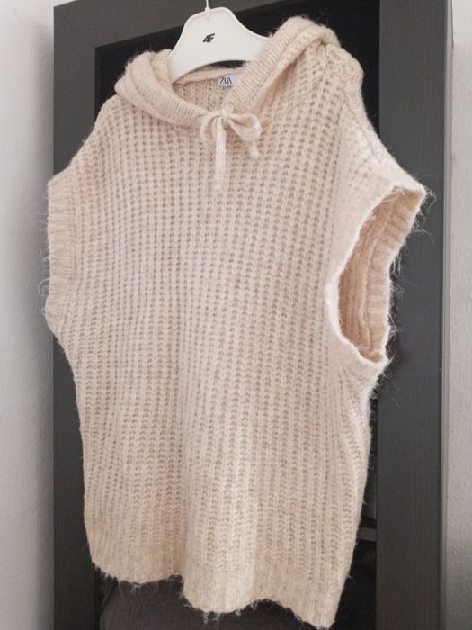 ZARA S-L Sweter bez rękawów z kapturem w kolorze ecru