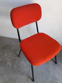 Cadeira estufada em pano cor vermelho e estrutura em ferro cor preto