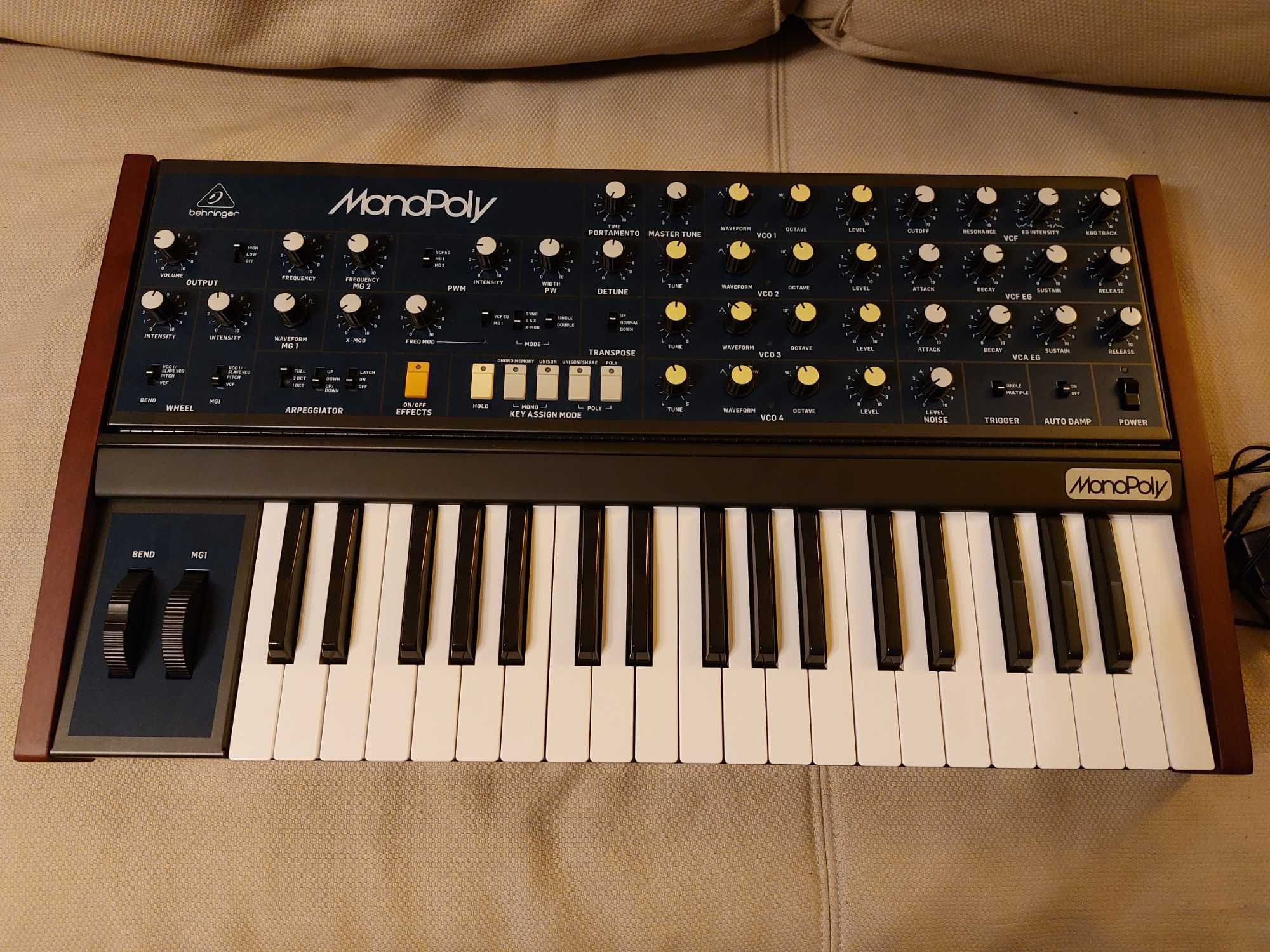 Behringer Monopoly - syntezator analogowy w idealnym stanie
