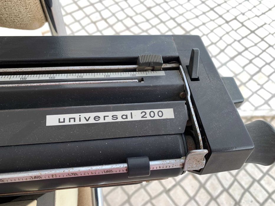 Maquina de escrever A4  - marca ADLER  - universal 200