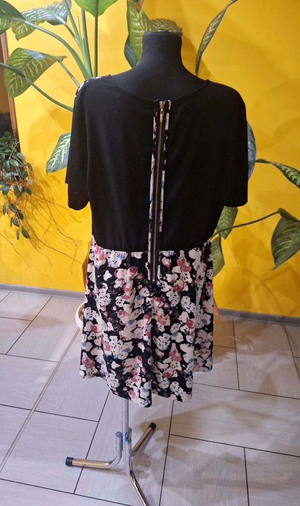 Sukienka midi koktajlowa marka So Fabulous rozmiar 4XL 48 plus size